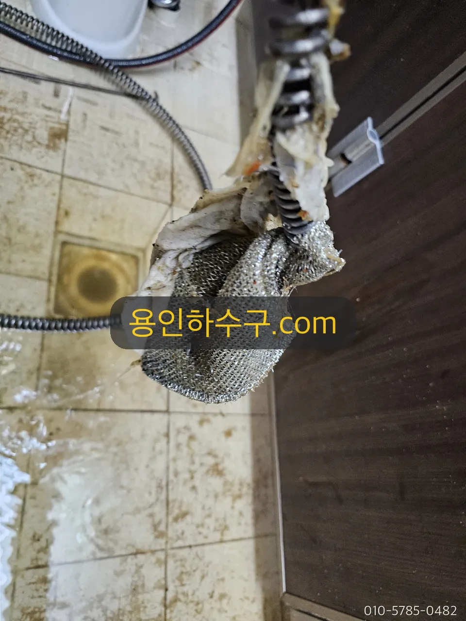 스프링 헤드에 걸려 나온 막힘 원인 이물