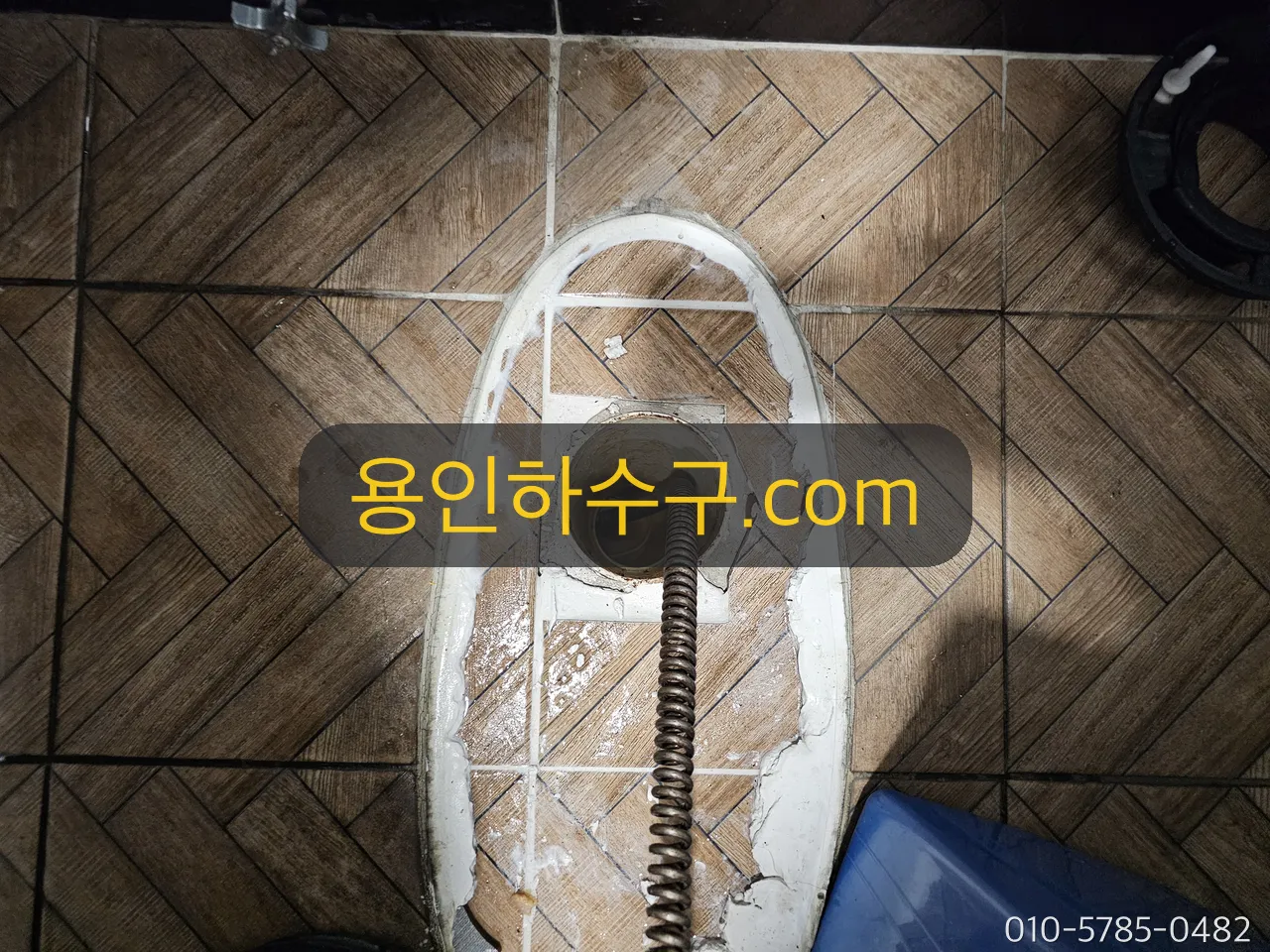 변기 탈거 후 바닥 배관에 스프링 삽입 작업
