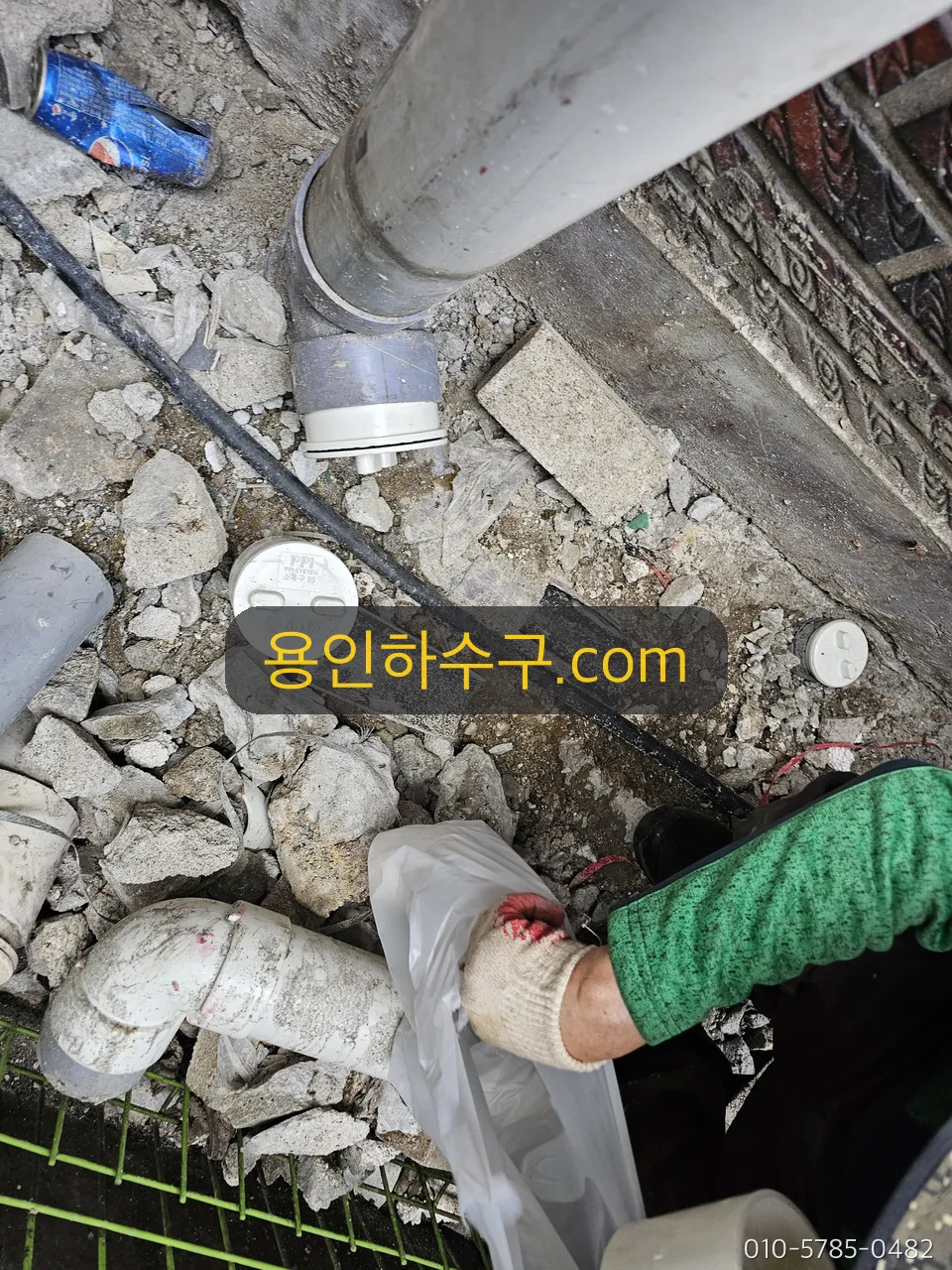 누수 지점을 굴착해 드러낸 배관 수리 작업