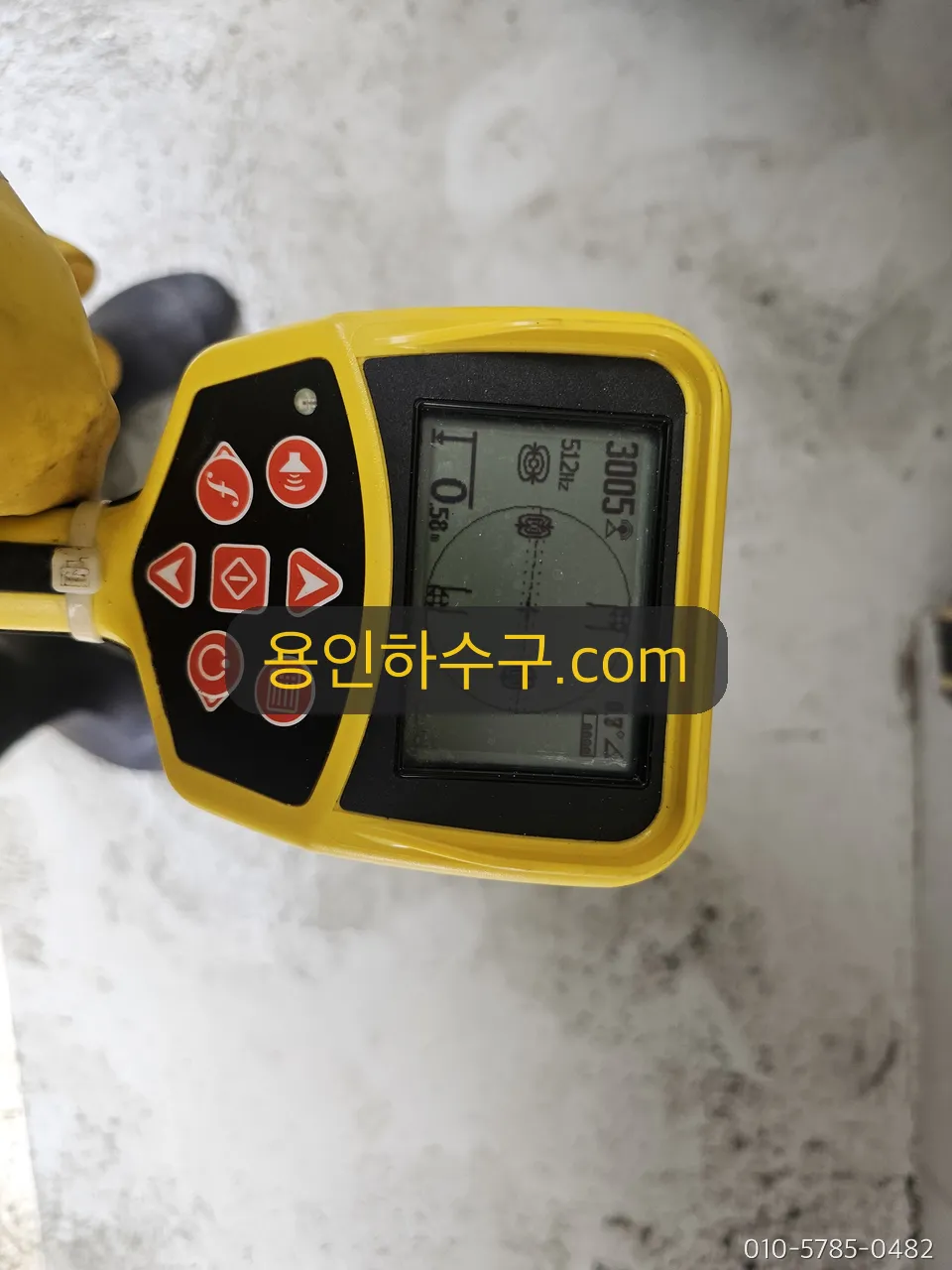 누수 탐지기로 매설 배관 경로와 지점을 확인하는 작업