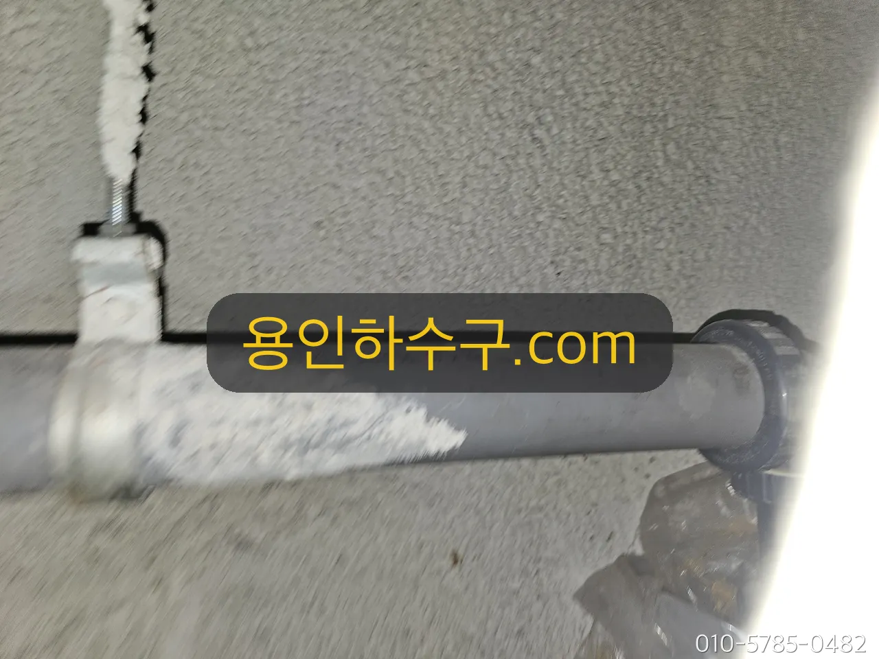 보온재로 감싼 옥외 배관 상태 점검