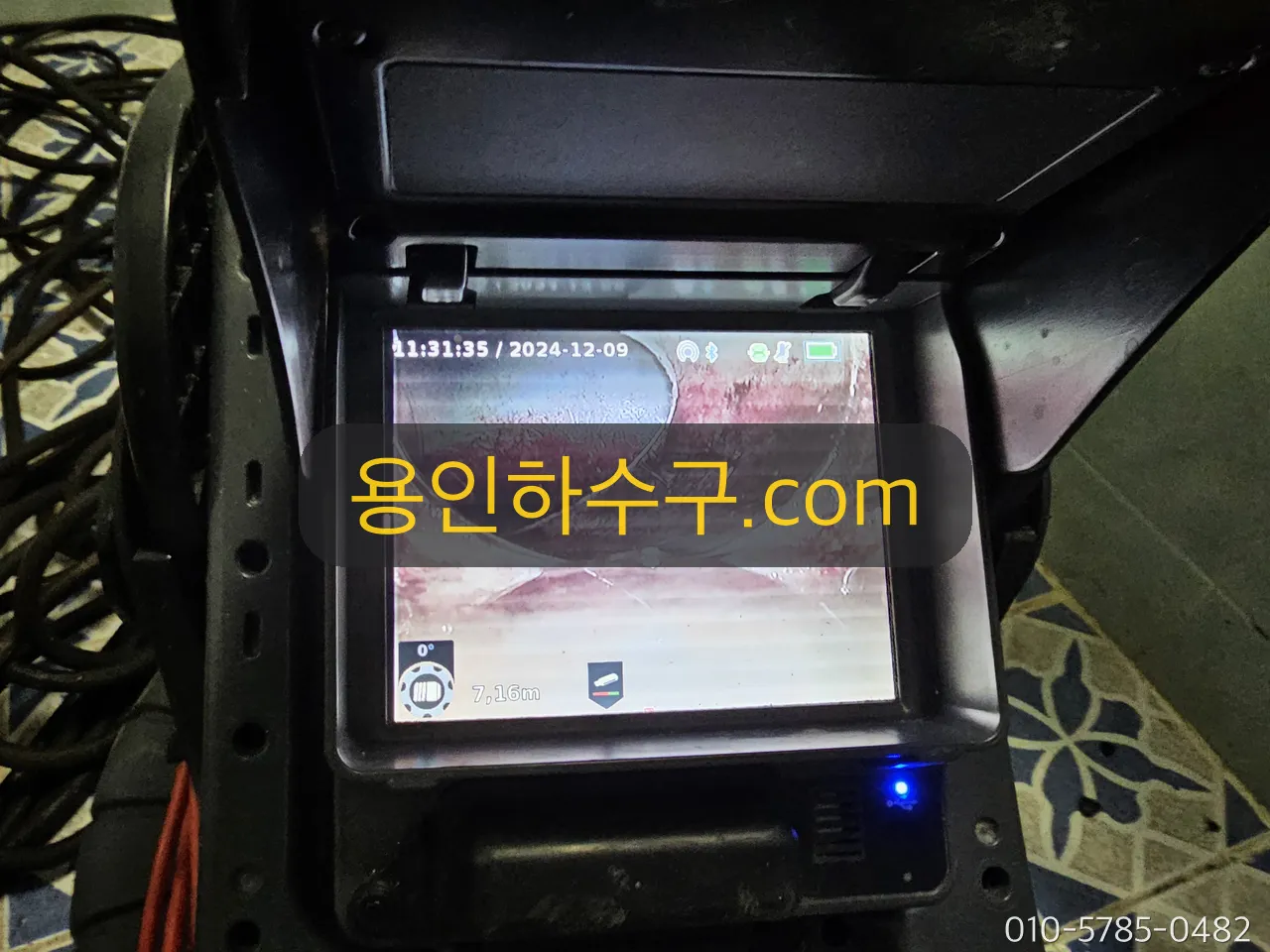 내시경 모니터로 관로 내부 상태를 기록하는 모습